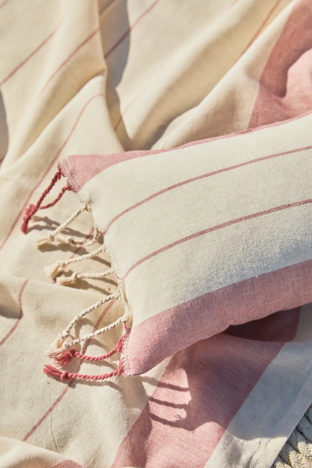 Cojín de playa con rayas tejidas en rojo Tiana-Calma House