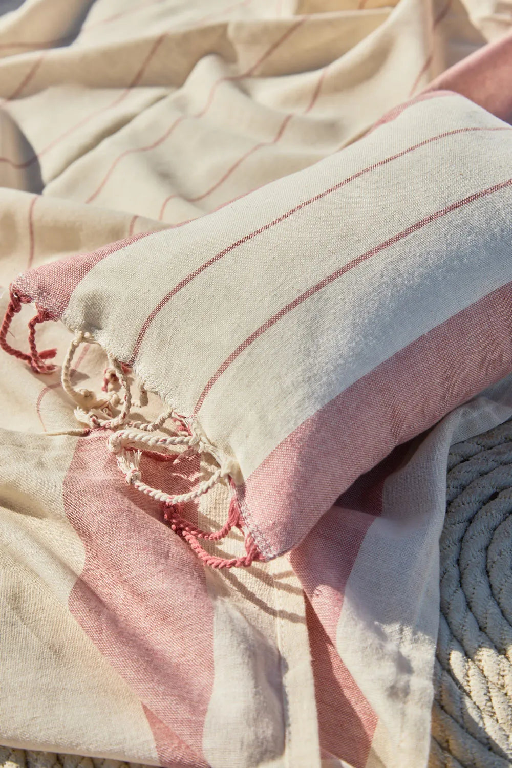 Cojín de playa con rayas tejidas en rojo Tiana-Calma House