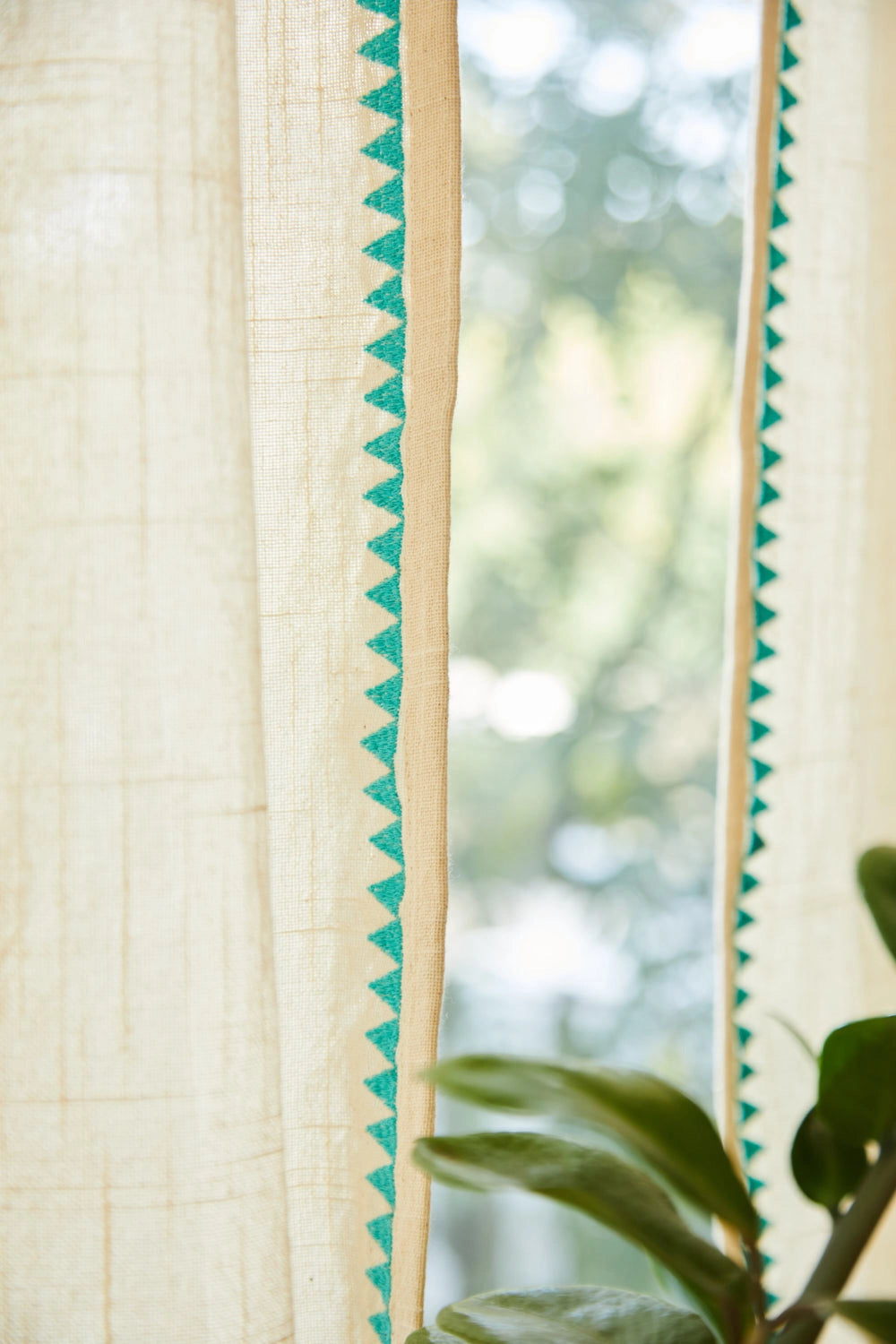 Cortina semitranslúcida con bordado turquesa Varadero-Calma House