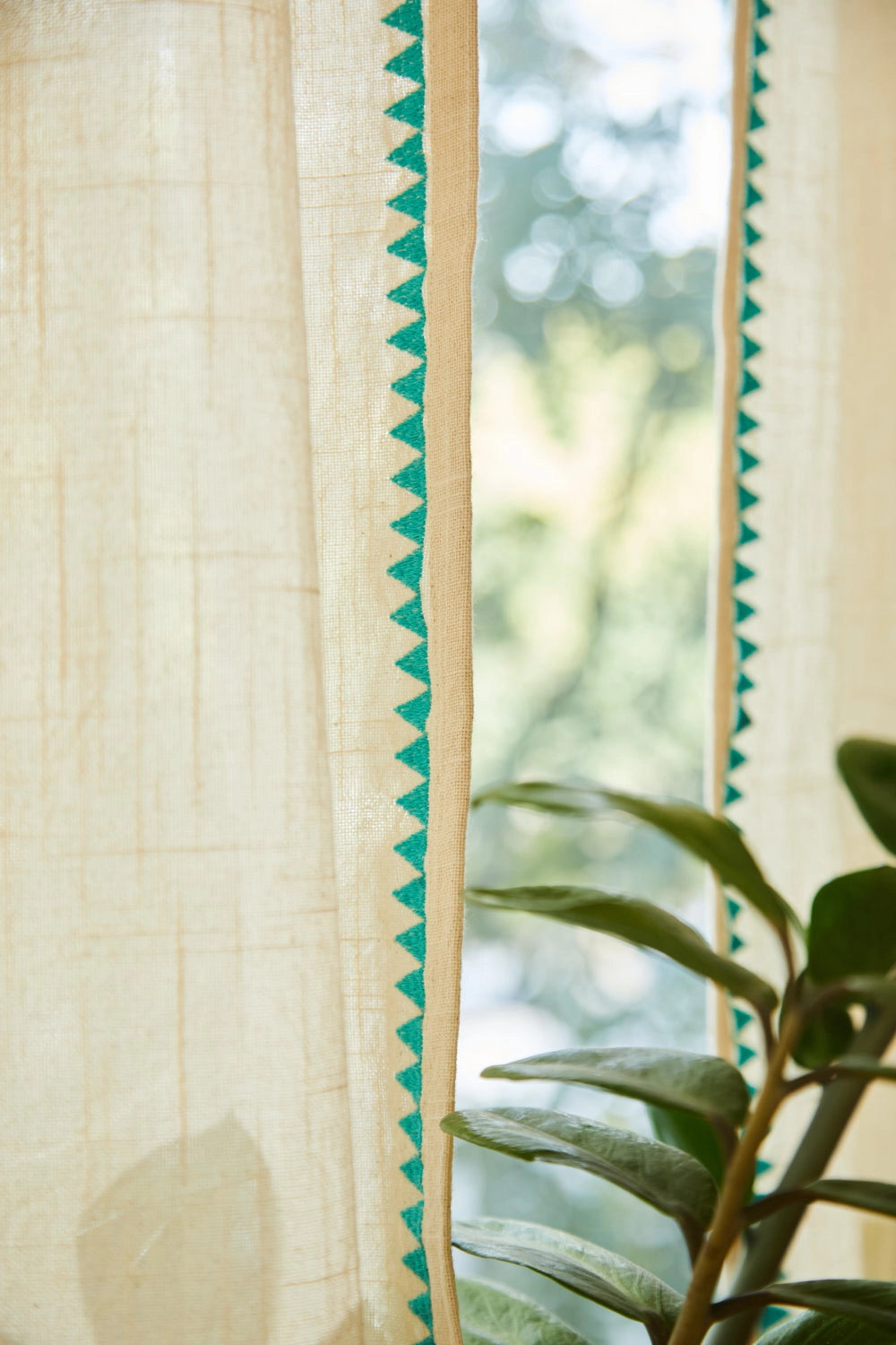 Cortina semitranslúcida con bordado turquesa Varadero-Calma House