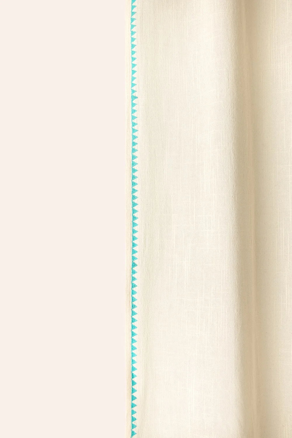 Cortina semitranslúcida con bordado turquesa Varadero-Calma House