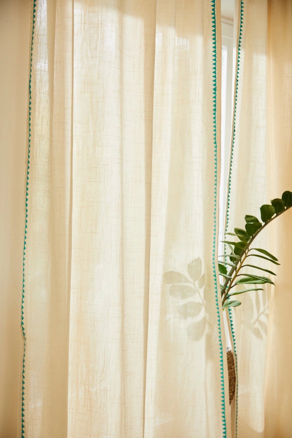 Cortina semitranslúcida con bordado turquesa Varadero-Calma House