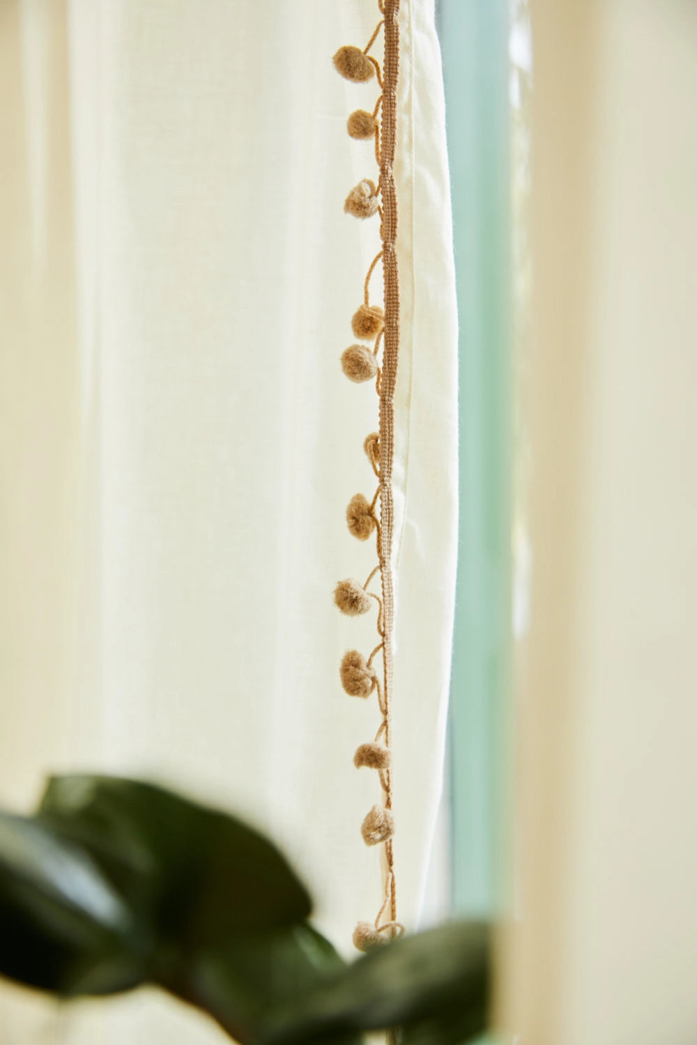 Cortina semitranslúcida con pompones Tajo-Calma House