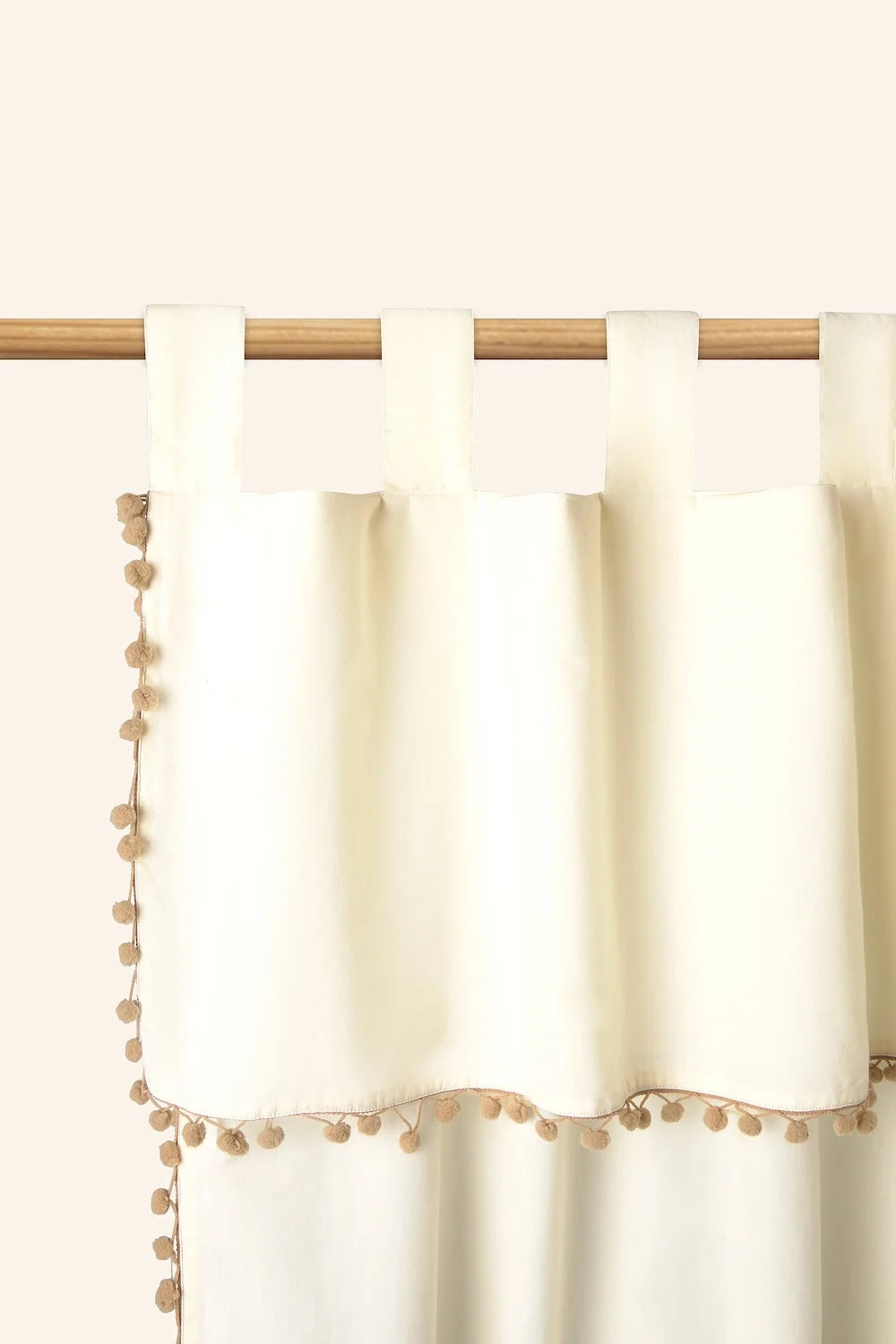 Cortina semitranslúcida con pompones Tajo-Calma House