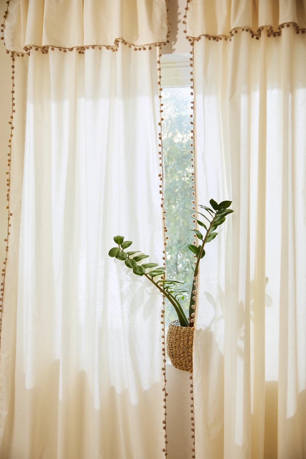 Cortina semitranslúcida con pompones Tajo-Calma House