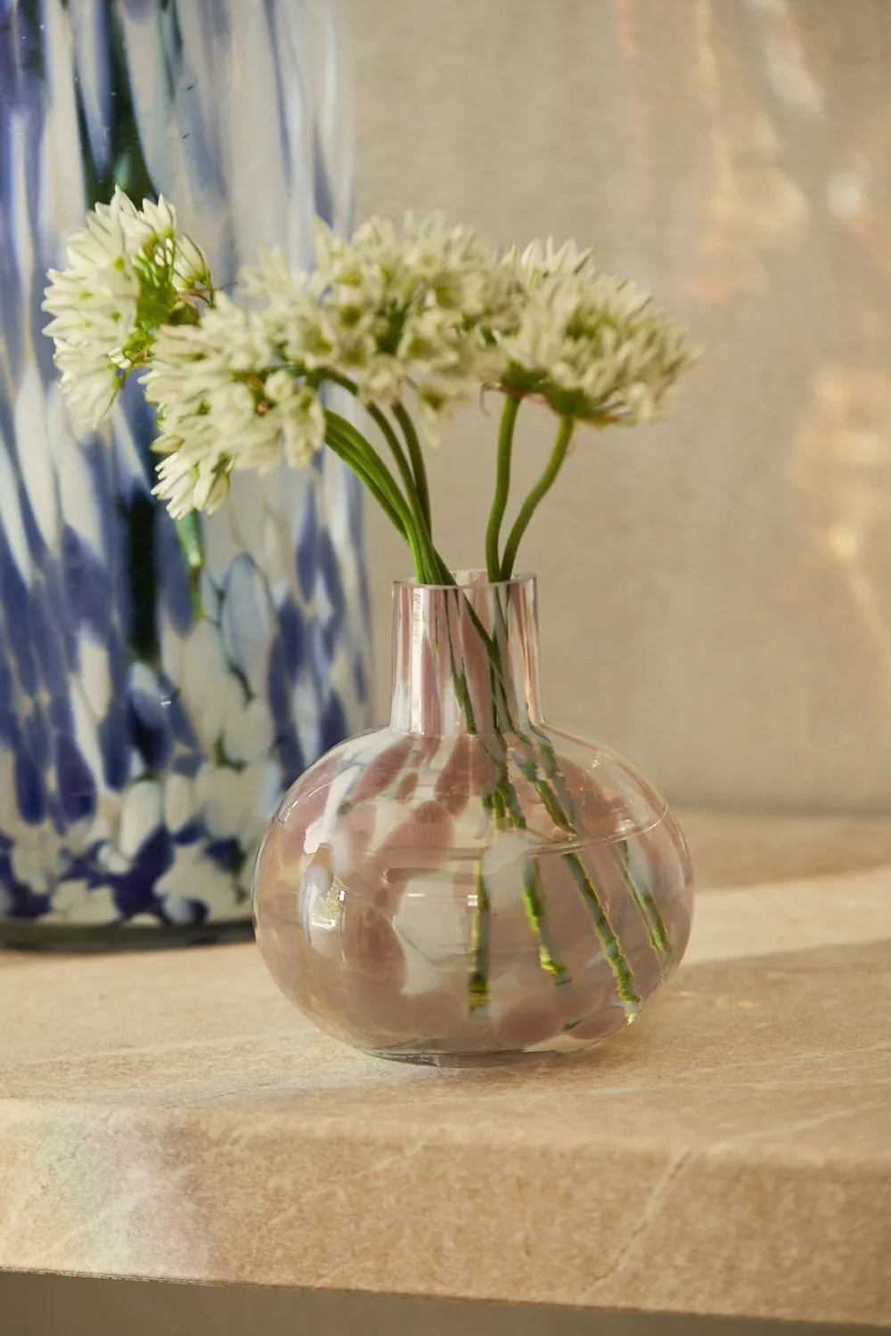 Florero de cristal pequeño con motas de color rosa Beira-Calma House