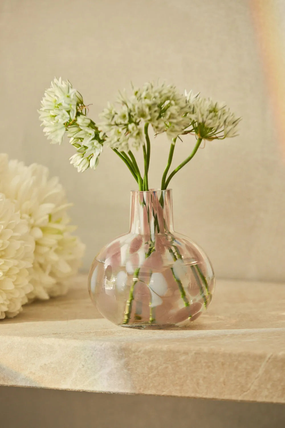 Florero de cristal pequeño con motas de color rosa Beira-Calma House