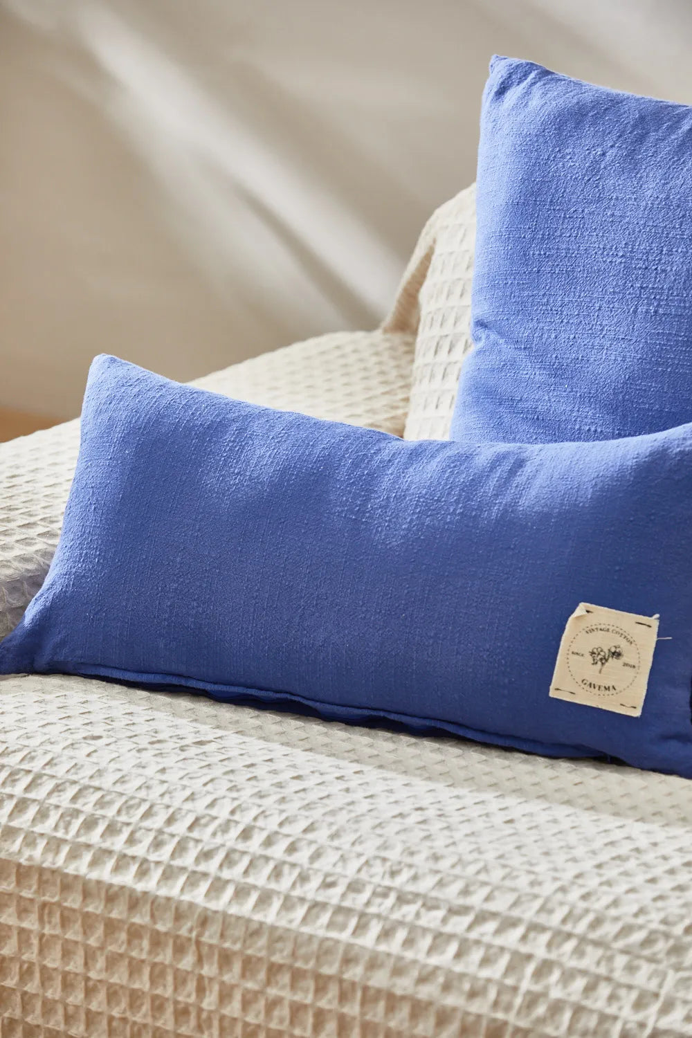 Funda de cojín azul oscuro Gavema-Calma House