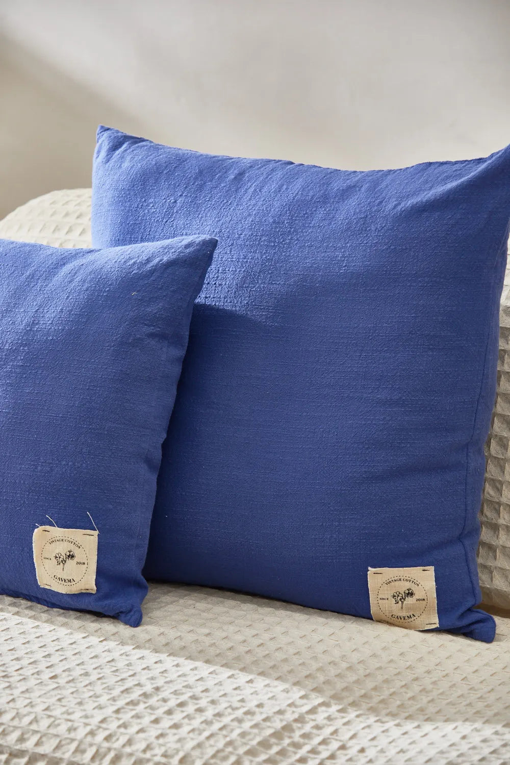 Funda de cojín azul oscuro Gavema-Calma House