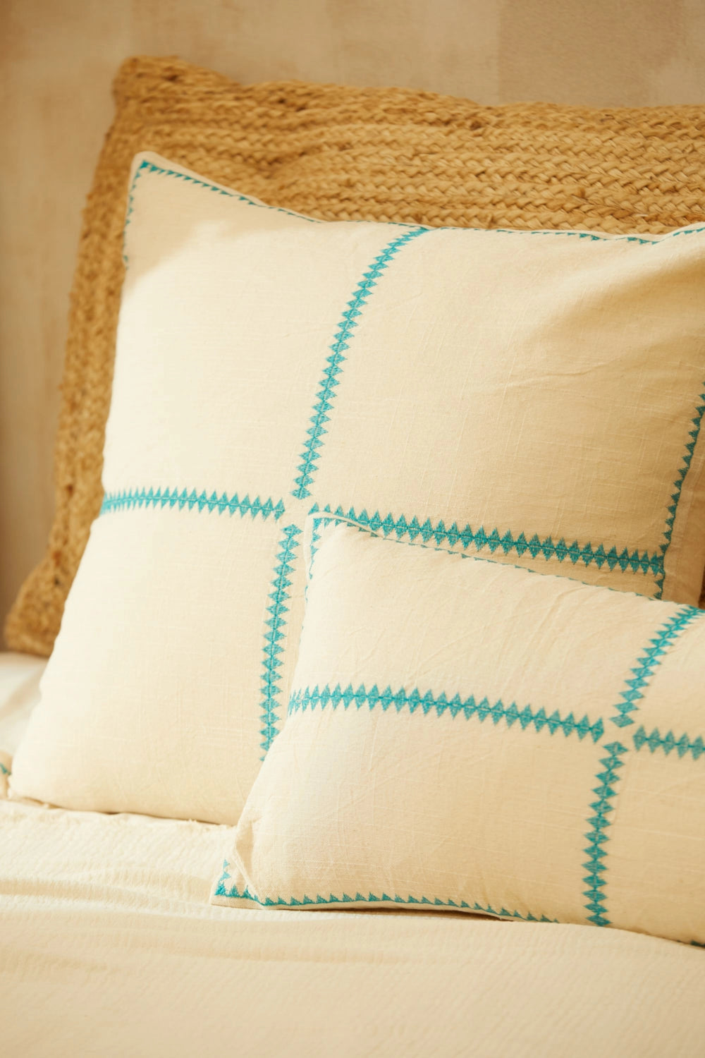 Funda de cojín con bordado turquesa Varadero-Calma House