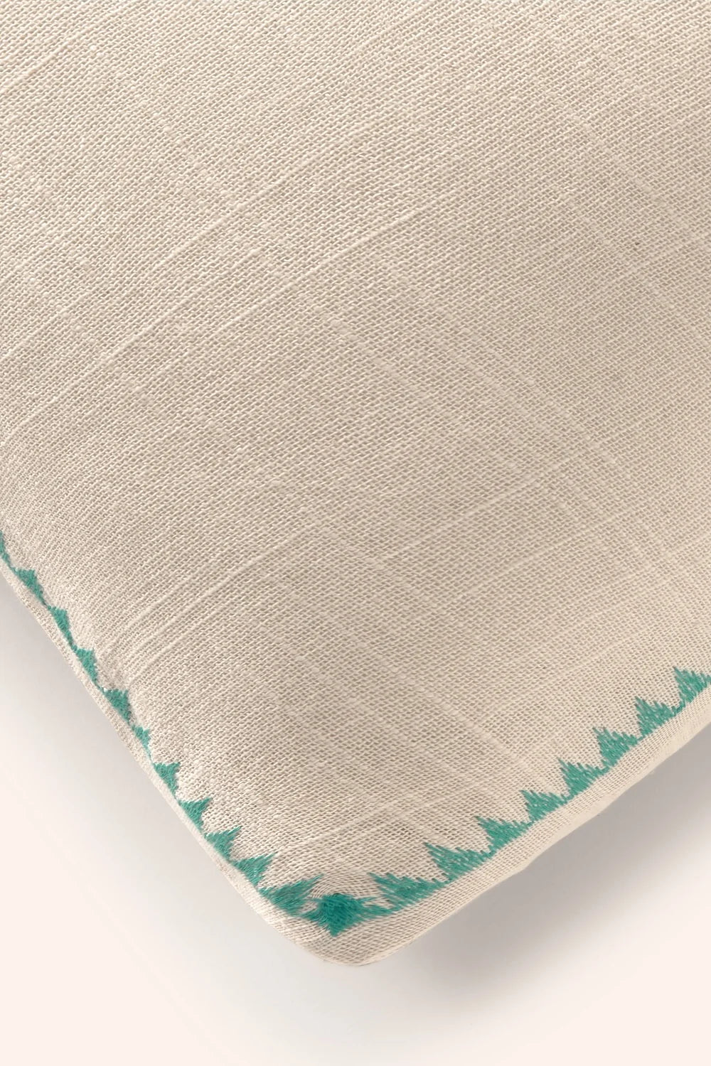 Funda de cojín con bordado turquesa Varadero-Calma House