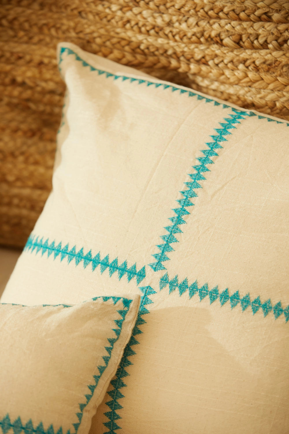 Funda de cojín con bordado turquesa Varadero-Calma House