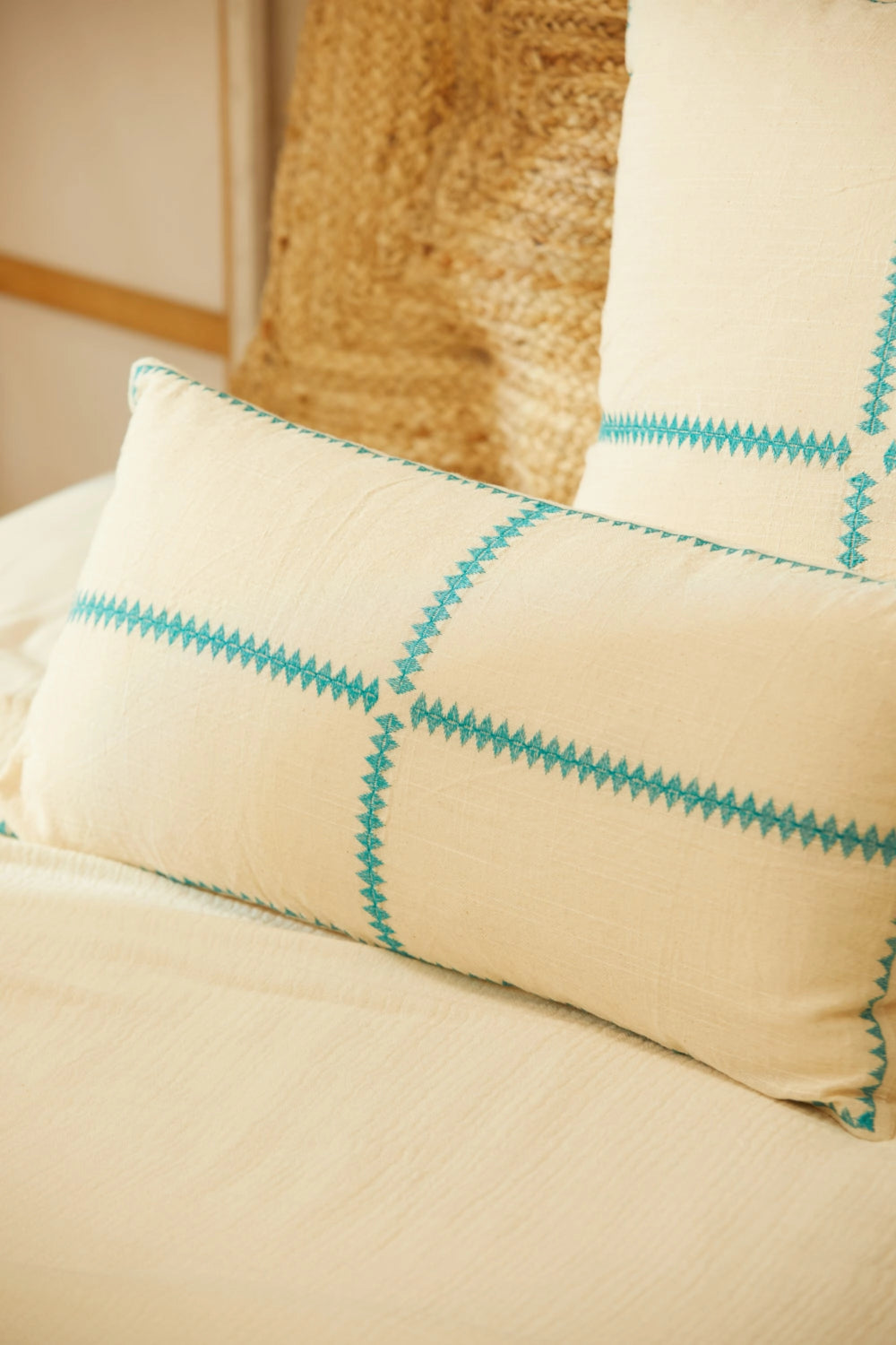 Funda de cojín con bordado turquesa Varadero-Calma House