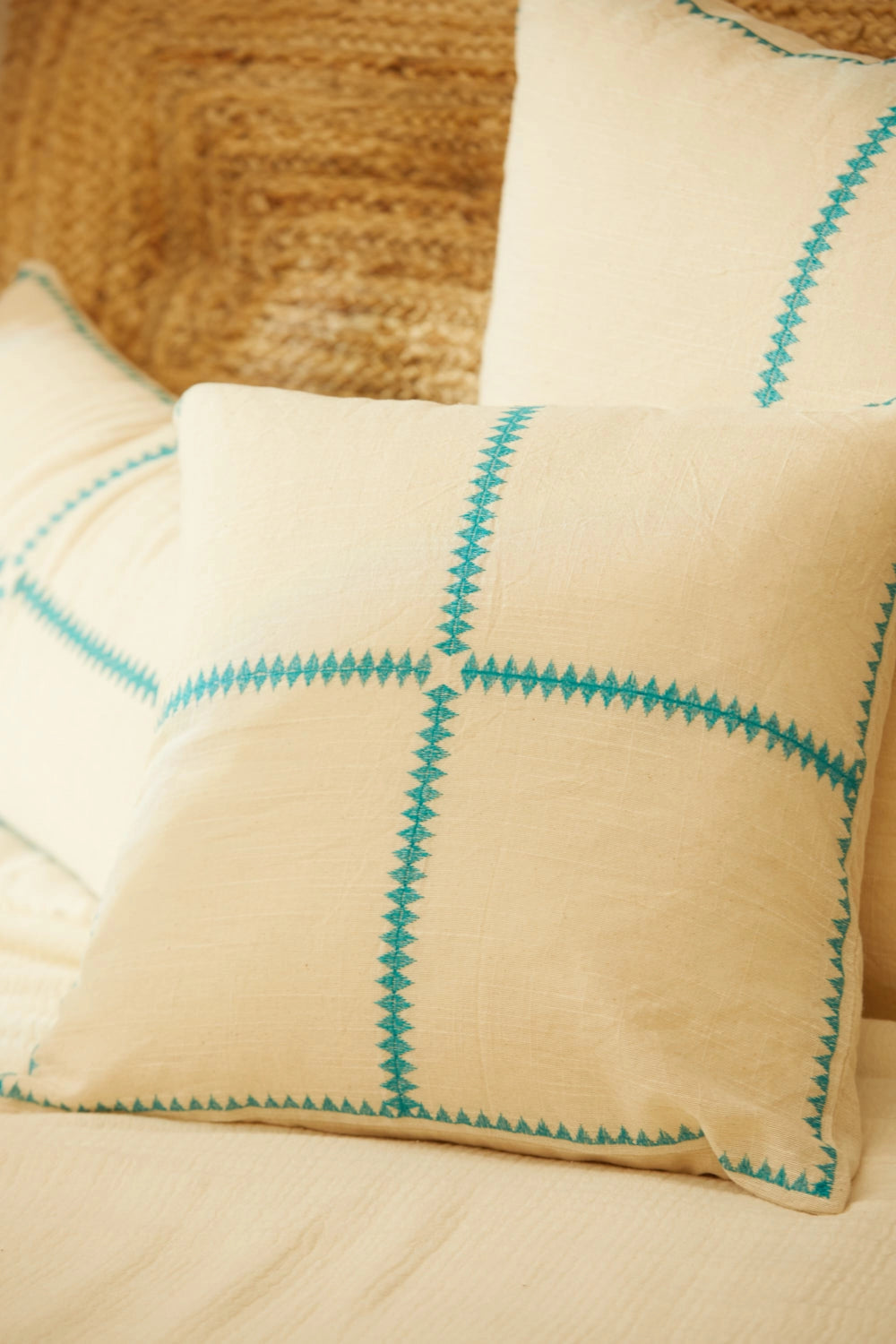 Funda de cojín con bordado turquesa Varadero-Calma House
