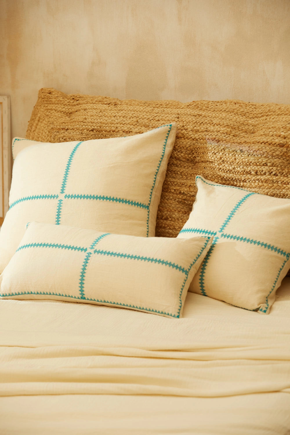 Funda de cojín con bordado turquesa Varadero-Calma House