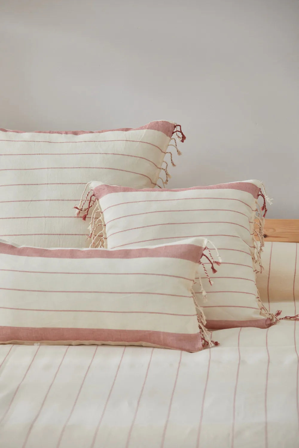 Funda de cojín con rayas tejidas en rojo Tiana-Calma House