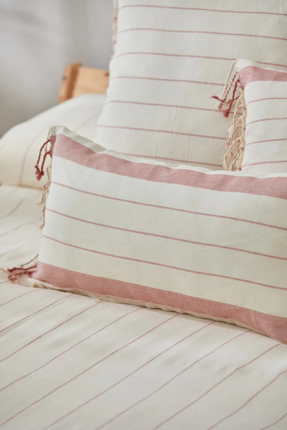 Funda de cojín con rayas tejidas en rojo Tiana-Calma House