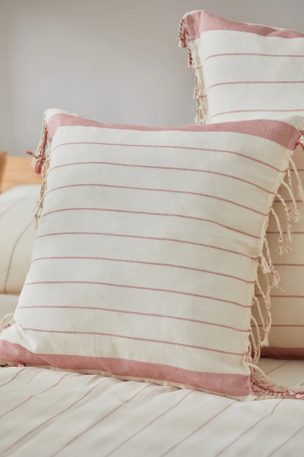 Funda de cojín con rayas tejidas en rojo Tiana-Calma House