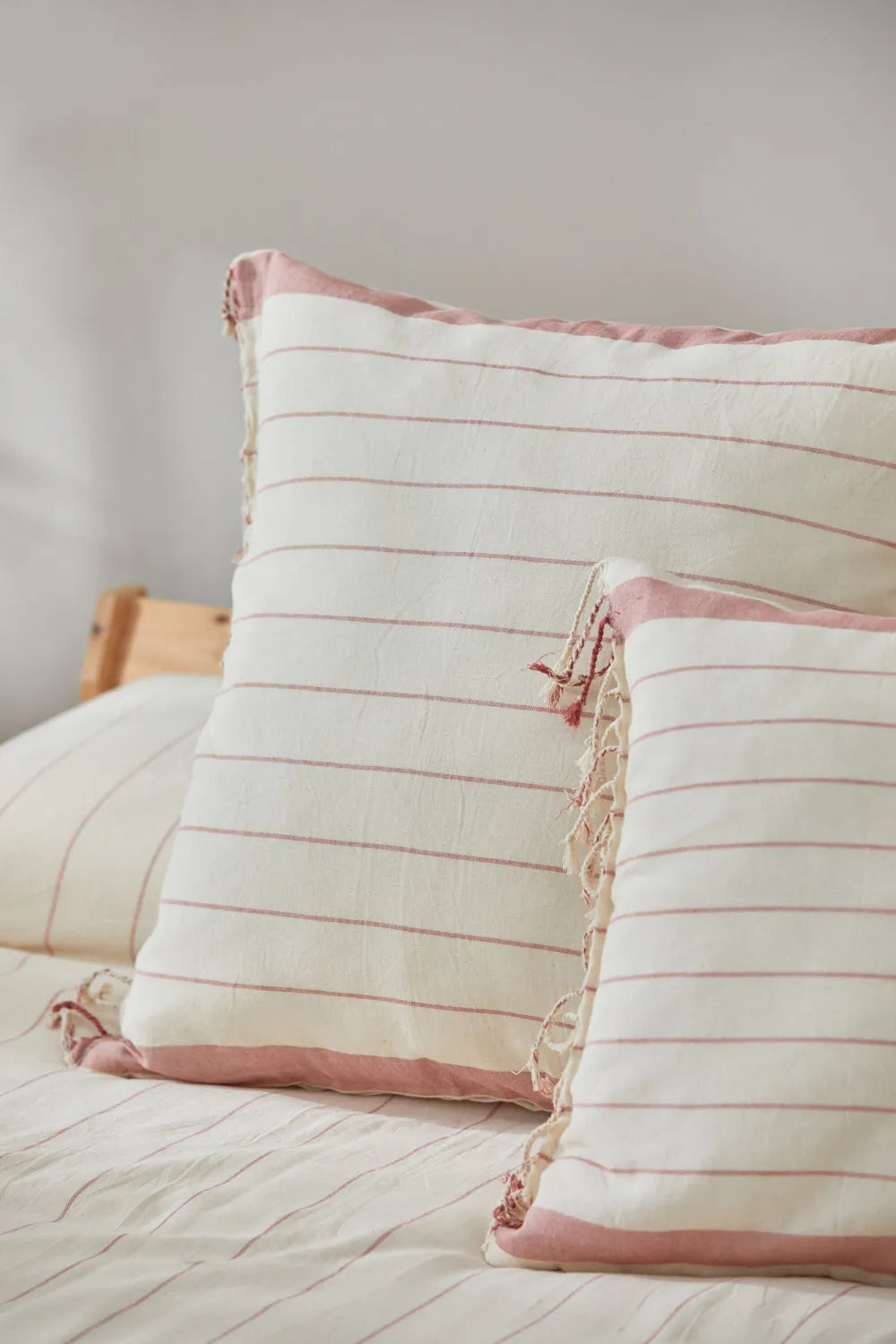 Funda de cojín con rayas tejidas en rojo Tiana-Calma House