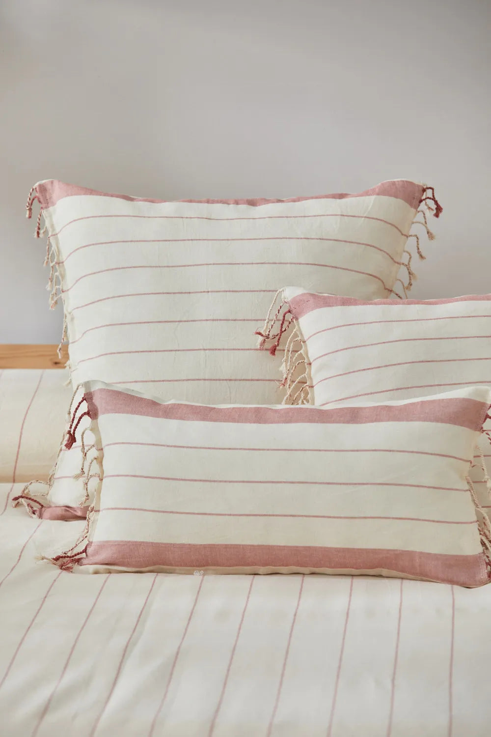 Funda de cojín con rayas tejidas en rojo Tiana-Calma House