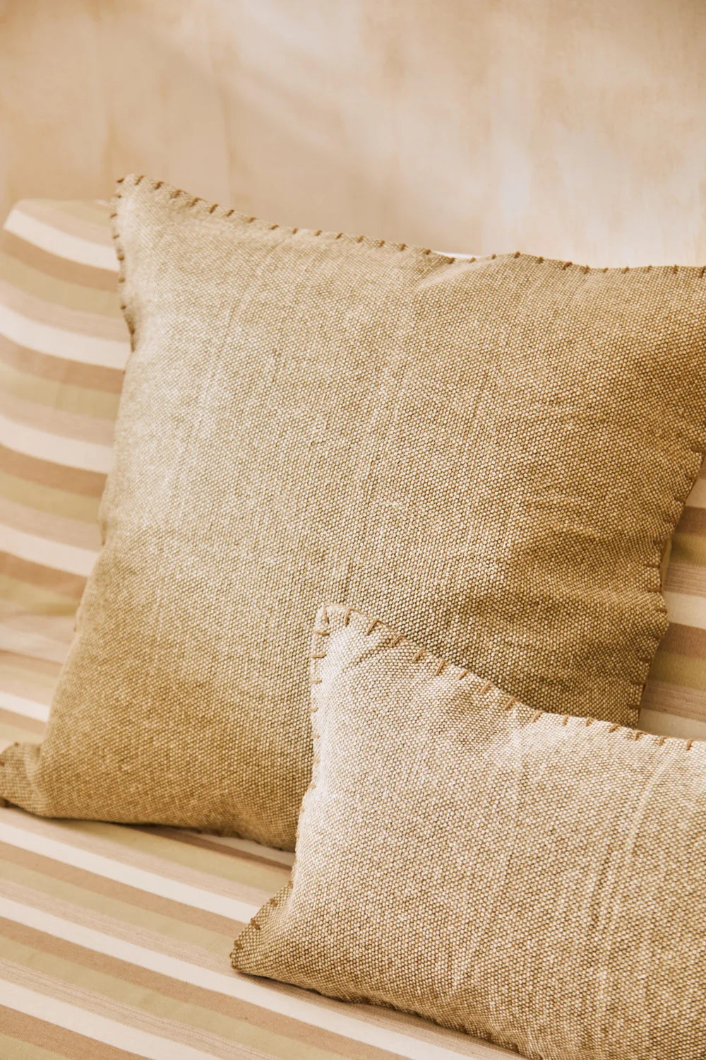 Funda de cojín de algodón dhurrie beige Asana-Calma House