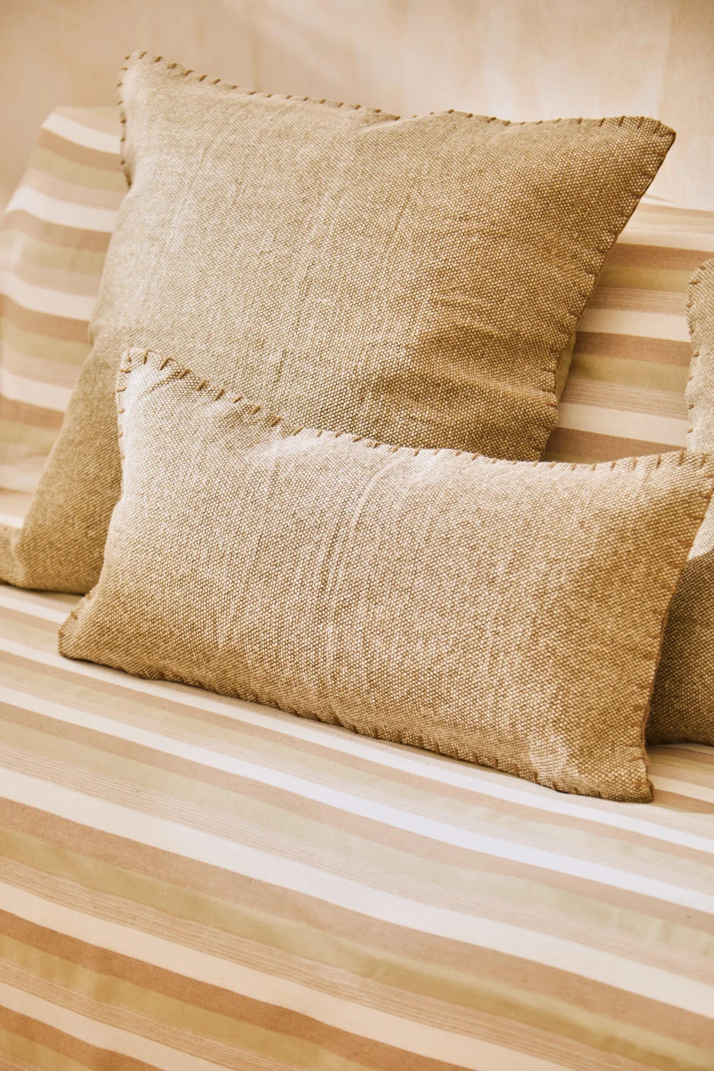 Funda de cojín de algodón dhurrie beige Asana-Calma House