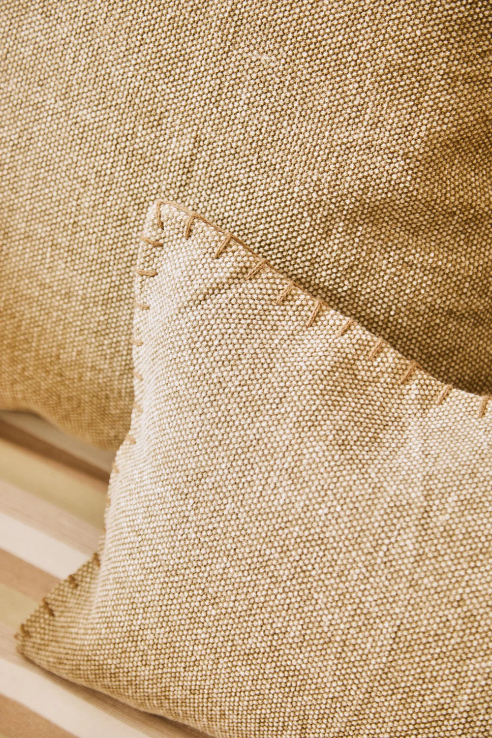 Funda de cojín de algodón dhurrie beige Asana-Calma House