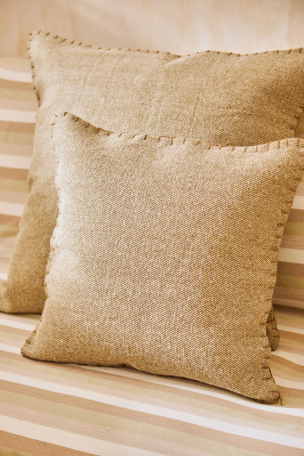 Funda de cojín de algodón dhurrie beige Asana-Calma House