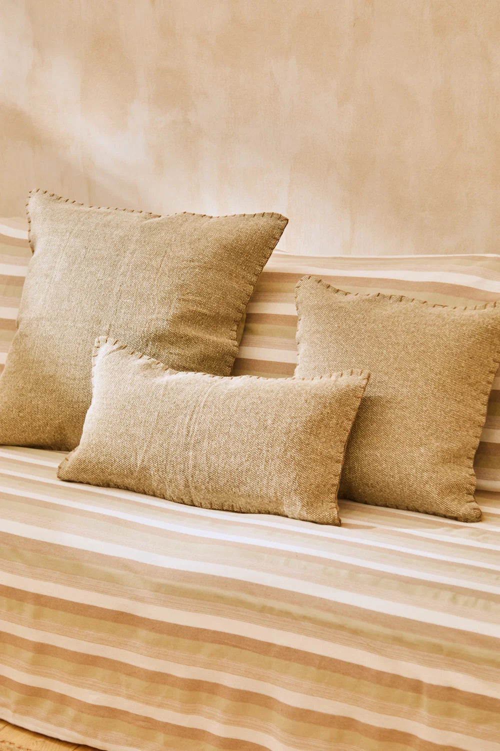 Funda de cojín de algodón dhurrie beige Asana-Calma House