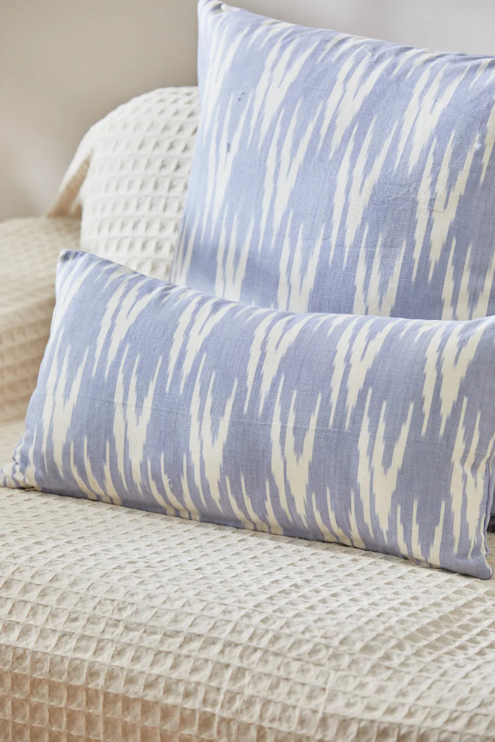 Funda de cojín de algodón ikat azul Trani-Calma House