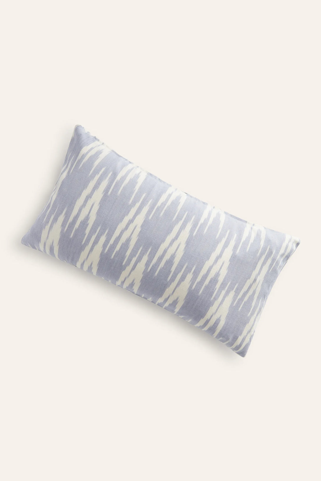 Funda de cojín de algodón ikat azul Trani-Calma House
