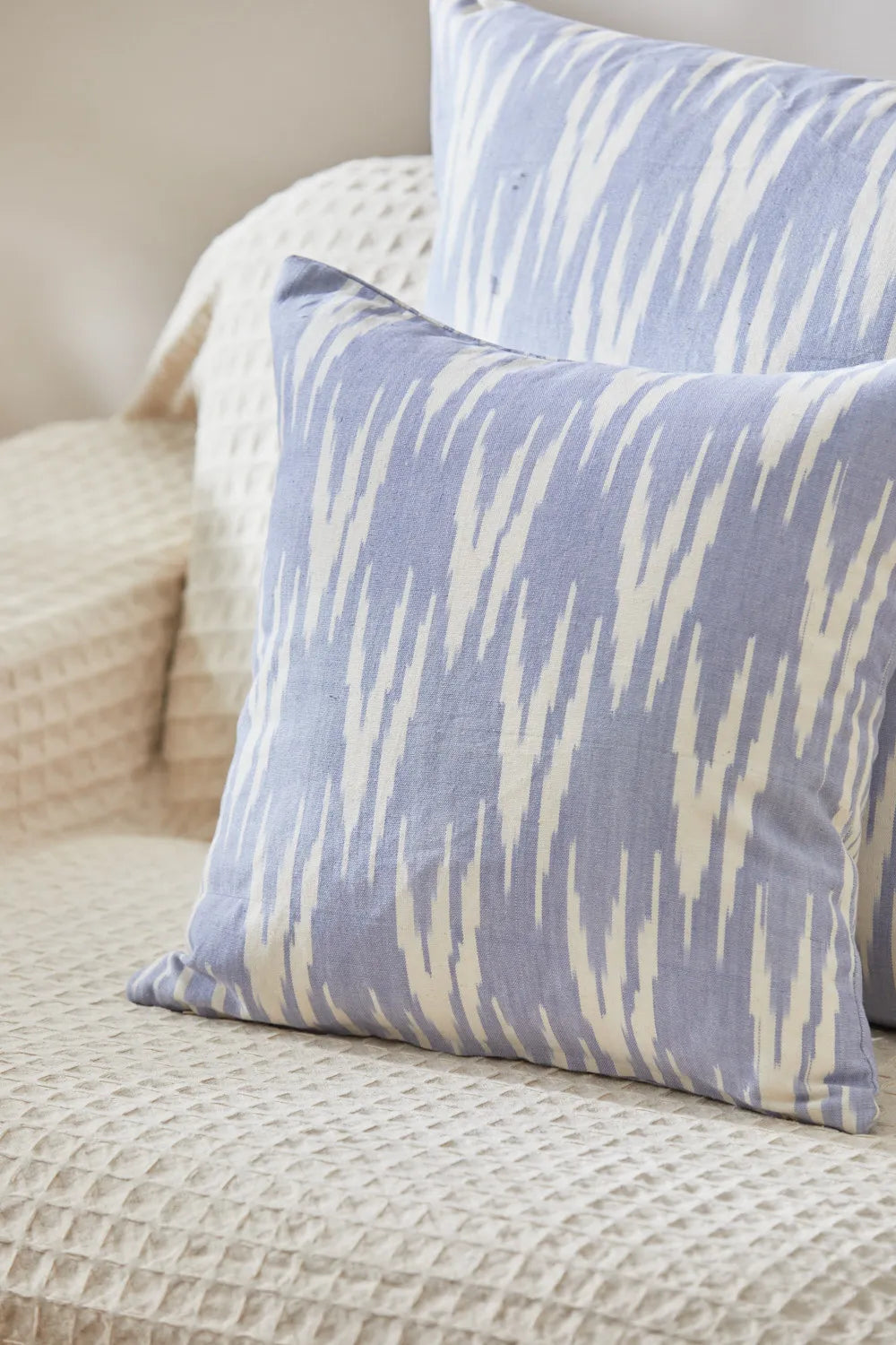 Funda de cojín de algodón ikat azul Trani-Calma House