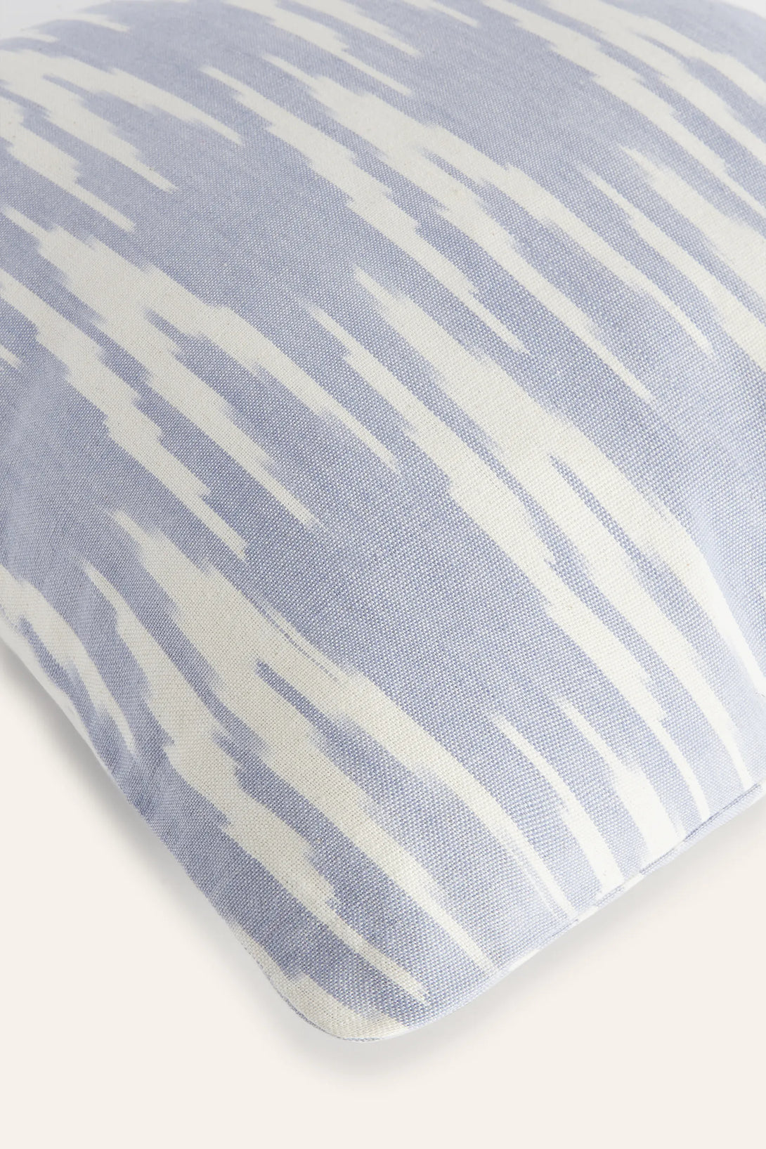 Funda de cojín de algodón ikat azul Trani-Calma House