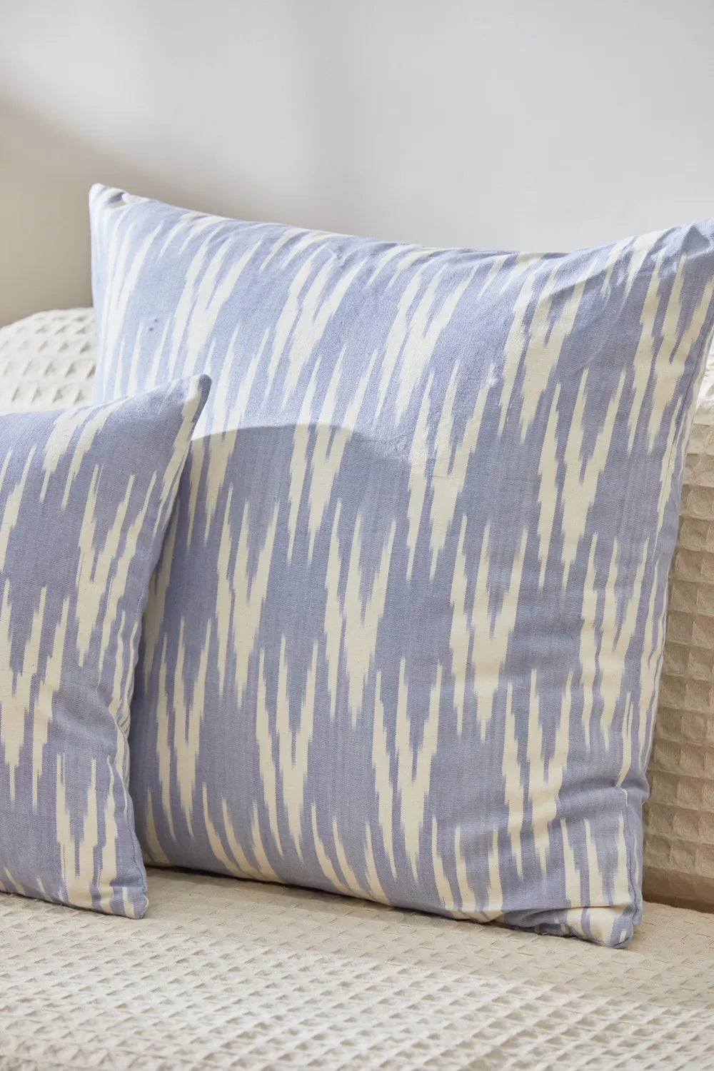 Funda de cojín de algodón ikat azul Trani-Calma House