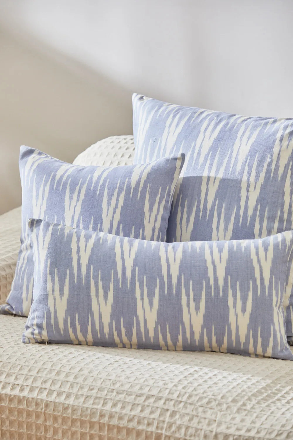 Funda de cojín de algodón ikat azul Trani-Calma House