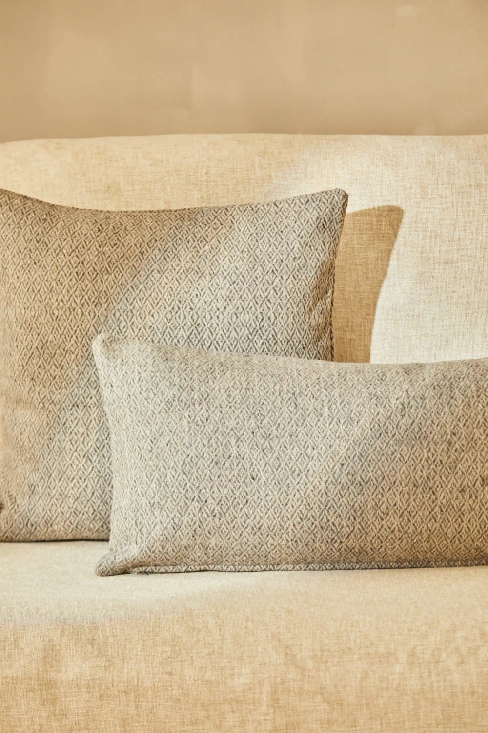 Funda de cojín de lana gris Montana-Calma House