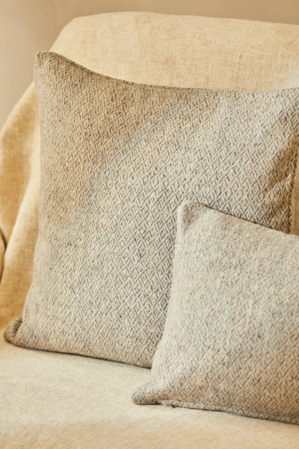 Funda de cojín de lana gris Montana-Calma House