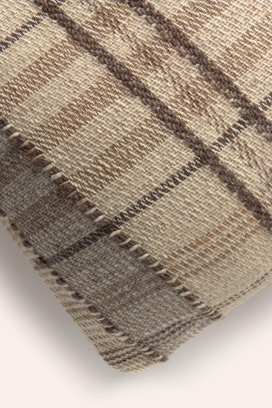 Funda de cojín de lana marrón a cuadros Montana-Calma House