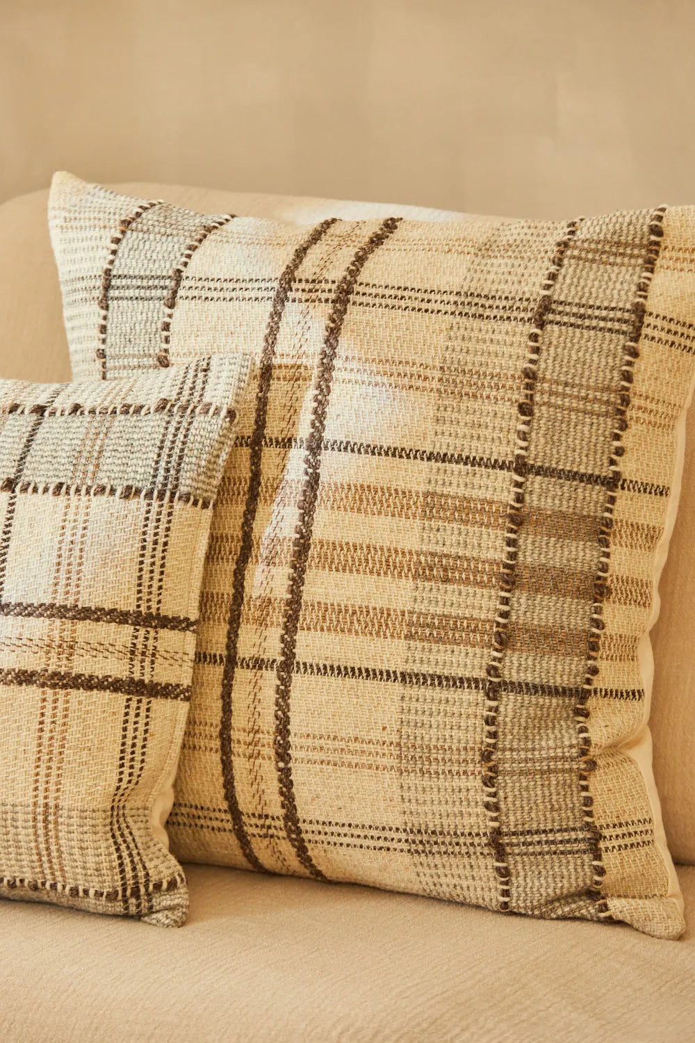 Funda de cojín de lana marrón a cuadros Montana-Calma House