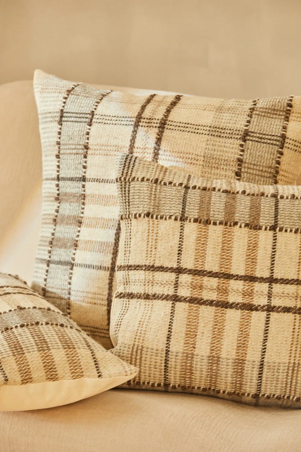 Funda de cojín de lana marrón a cuadros Montana-Calma House