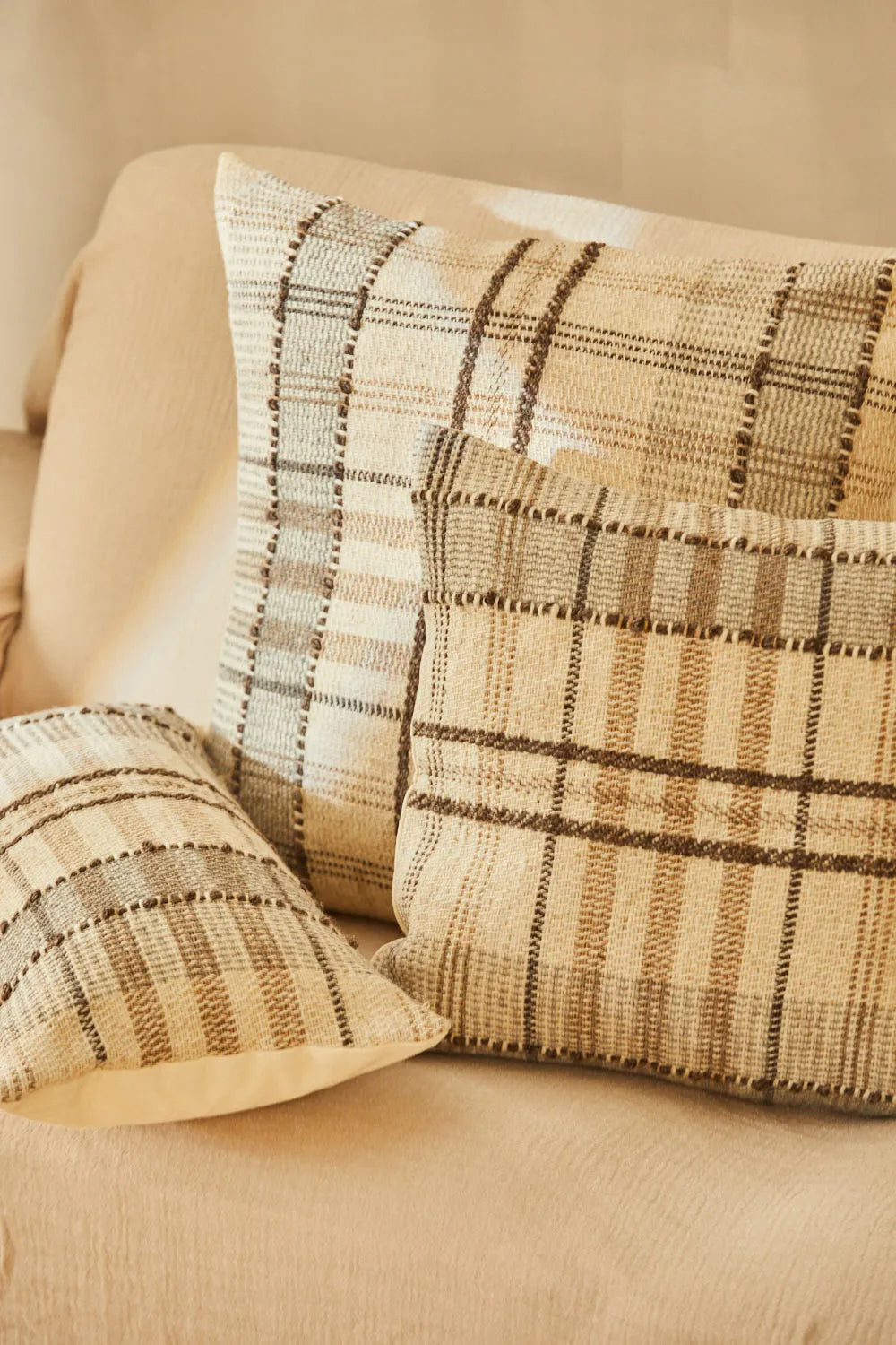 Funda de cojín de lana marrón a cuadros Montana-Calma House