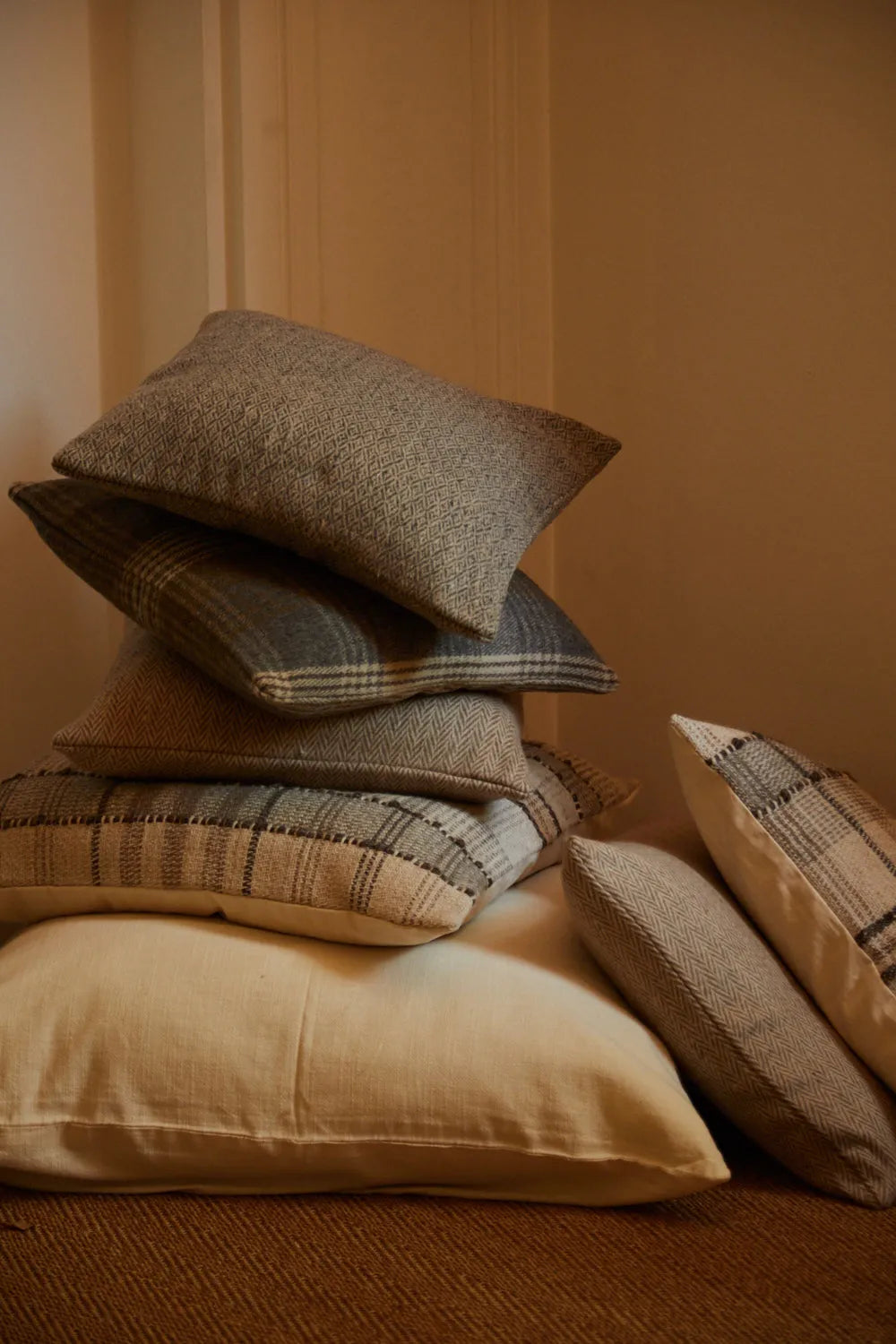 Funda de cojín de lana marrón a cuadros Montana-Calma House