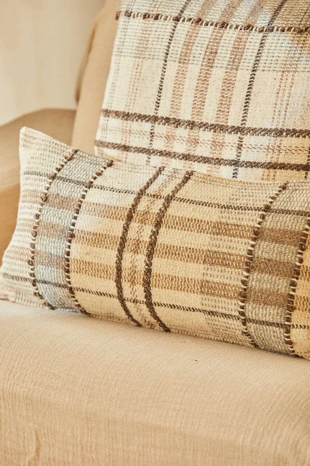 Funda de cojín de lana marrón a cuadros Montana-Calma House