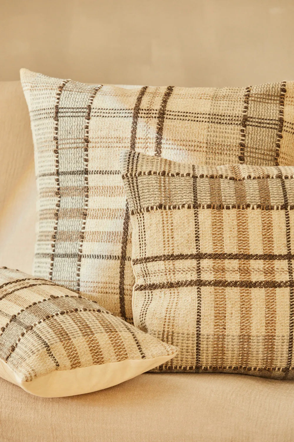 Funda de cojín de lana marrón a cuadros Montana-Calma House