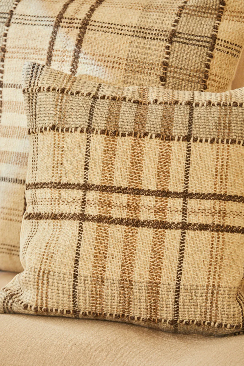 Funda de cojín de lana marrón a cuadros Montana-Calma House