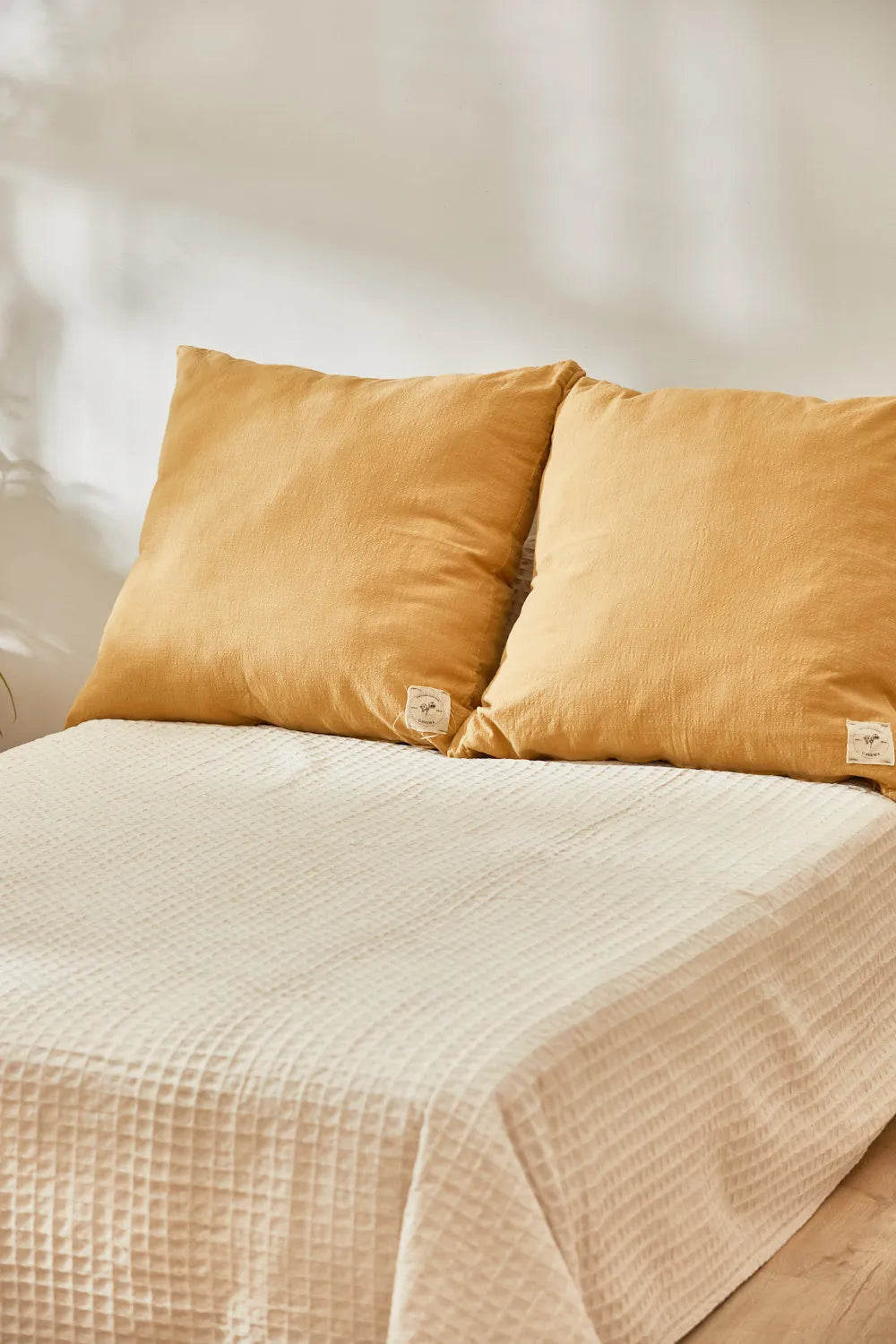 Funda de cojín grande de 80 cm mostaza Gavema-Calma House