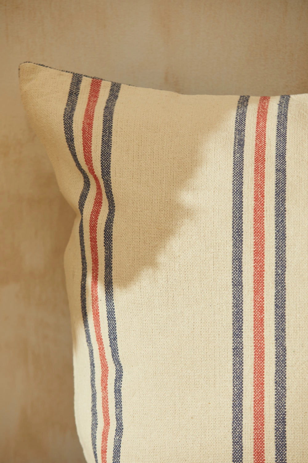 Funda de cojín grande de 80cm. a rayas azules y rojas Mont-Calma House