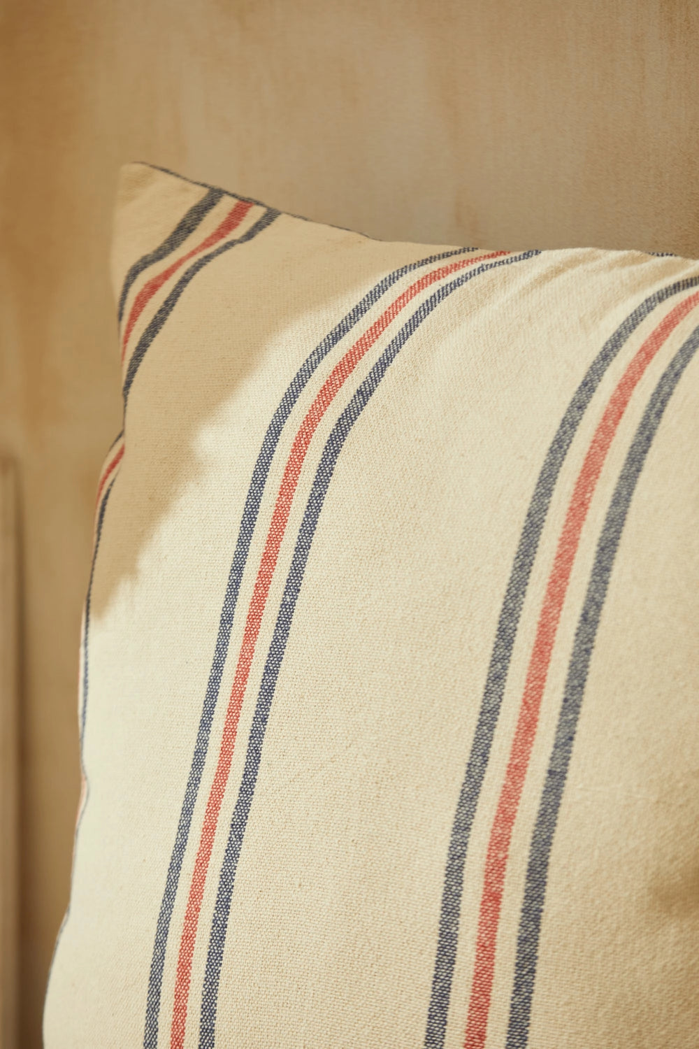 Funda de cojín grande de 80cm. a rayas azules y rojas Mont-Calma House