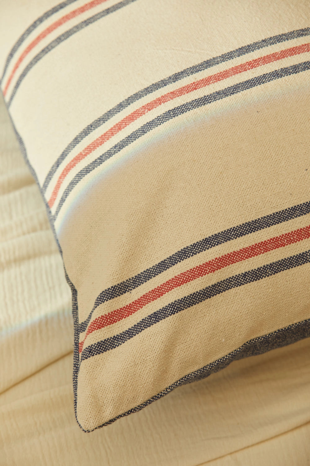 Funda de cojín grande de 80cm. a rayas azules y rojas Mont-Calma House