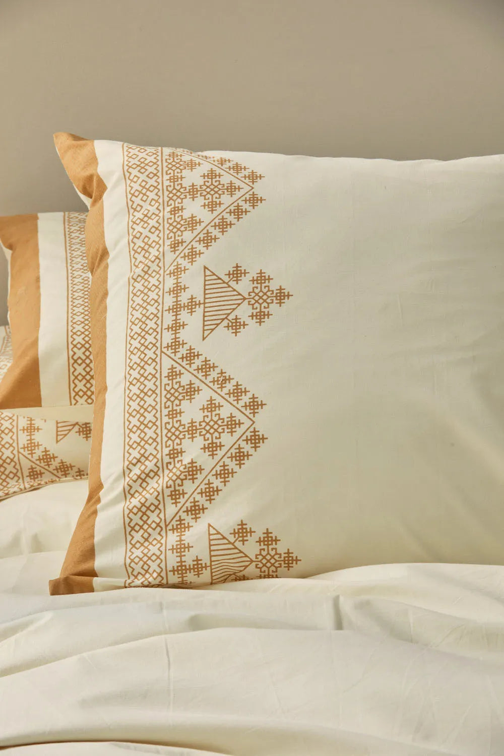 Funda nórdica + juego de almohada con print étnico mostaza Cairo-Calma House